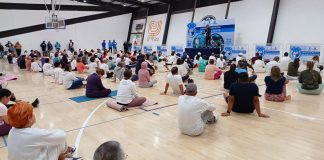 Organiza INDEREQ clase masiva de yoga para adultos mayores