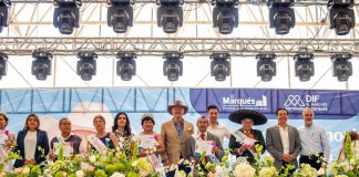 Enrique Vega corona a la Reina y el Abuelo de Oro