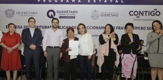 Entrega Lupita Murguía escrituras a familias del fraccionamiento Fray Junípero Serra