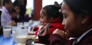 DIF Estatal otorga desayunos en caliente a estudiantes de Pinal de Amoles