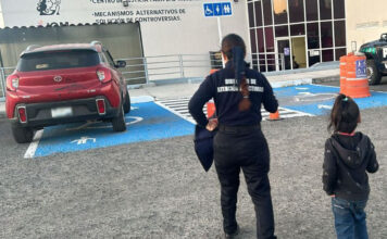En Ciudad del Sol, policías de Atención a Víctimas resguardan a una menor tras reporte de presunta omisión de cuidados