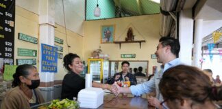 Felifer se compromete a dignificar tianguis y mercados de Querétaro.