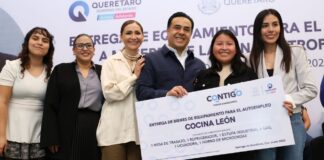 Entregan autoridades estatales equipamiento a mujeres para el autoempleo