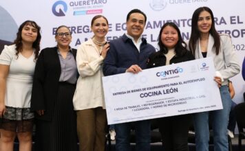 Entregan autoridades estatales equipamiento a mujeres para el autoempleo