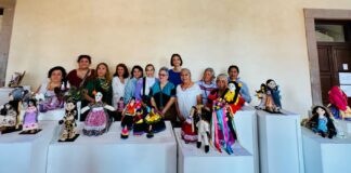 Llama titular de SECULT a visitar la exposición de muñecas Nügä en el CEART