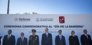 Asiste Gobernador a ceremonia con motivo del Día de la Bandera
