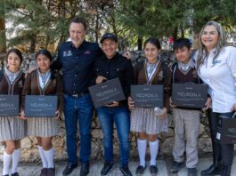 Equipa Gobernador con computadoras a estudiantes de Landa de Matamoros