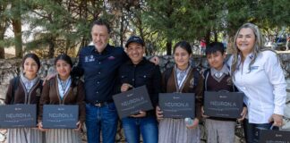 Equipa Gobernador con computadoras a estudiantes de Landa de Matamoros