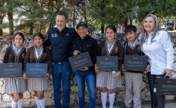 Equipa Gobernador con computadoras a estudiantes de Landa de Matamoros