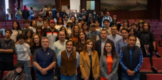 Dialoga el artista Carlos Vivar con estudiantes UAQ