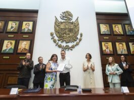 Entrega Mauricio Kuri constancias del Diplomado Querétaro Inédito