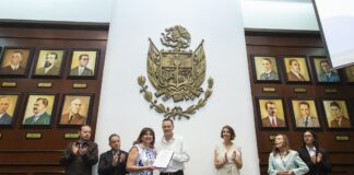 Entrega Mauricio Kuri constancias del Diplomado Querétaro Inédito