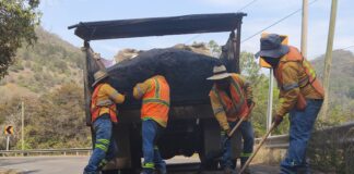 Trabaja personal de la Comisión Estatal de Infraestructura en el mantenimiento de la Carretera Federal 120