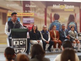 Entrega Jairo Morales becas a estudiantes de media superior