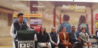 Entrega Jairo Morales becas a estudiantes de media superior