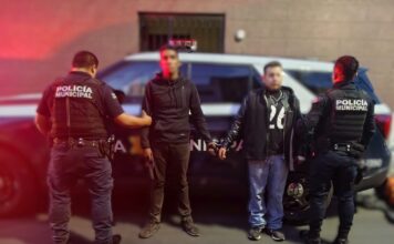 Son detenidos dos masculinos por robo a vehículo en la colonia Comerciantes