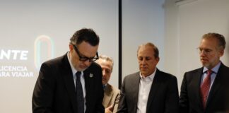 Firma Mauricio Kuri convenio con Ávoris Travel School