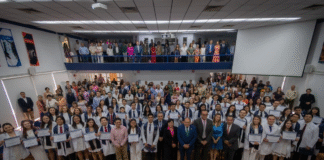 Encabeza Secretaria de Salud ceremonia de graduación de Médicos de la UAQ