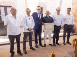 Celebra Gobernador Día de la Santa Cruz con el Colegio de Arquitectos