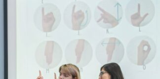 Personal del Gómez Morin aprende lenguaje de señas para un servicio incluyente