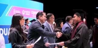 Encabeza Felifer Macías ceremonia de graduación del COBAQ Plantel 13