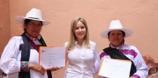 Reciben artesanas y artesanos reconocimiento proveniente de la Pasarela de Corazón Bordado 2025