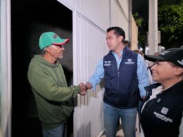 Supervisa Felifer Macías rehabilitación de la calle Obreros y entrega apoyos a familias afectadas