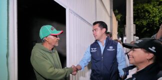 Supervisa Felifer Macías rehabilitación de la calle Obreros y entrega apoyos a familias afectadas