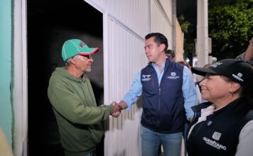 Supervisa Felifer Macías rehabilitación de la calle Obreros y entrega apoyos a familias afectadas