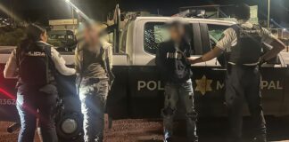 Policías Municipales detienen a dos masculinos por robo a transeúnte
