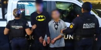 Policías municipales remiten a la Fiscalía General del Estado de Querétaro a dos sujetos por robo a lugar cerrado en la colonia Álamos