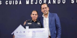 Chepe Guerrero entrega incentivos económicos para la vivienda de policías de Corregidora