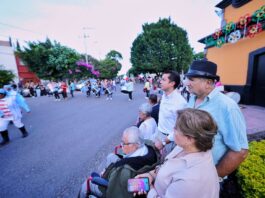 Acude Felifer Macías al tradicional festejo de los concheros en el centro de la ciudad