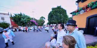 Acude Felifer Macías al tradicional festejo de los concheros en el centro de la ciudad