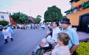 Acude Felifer Macías al tradicional festejo de los concheros en el centro de la ciudad