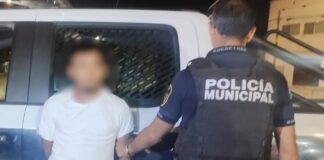Policías municipales detienen a hombre por robo a casa habitación