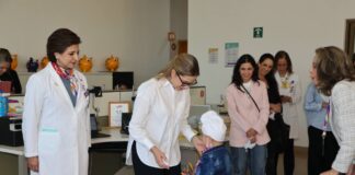 Recorre Car Herrera instalaciones del Hospital Infantil Teletón de Oncología