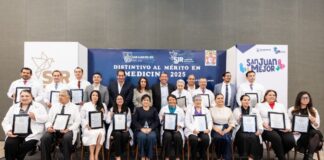 Roberto Cabrera entrega el “Distintivo al Mérito en Medicina 2025” a 15 médicas y médicos de San Juan del Río
