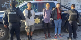 Policías Municipales sorprenden desvalijando auto a 5 sujetos en la colonia Carlos María Bustamante
