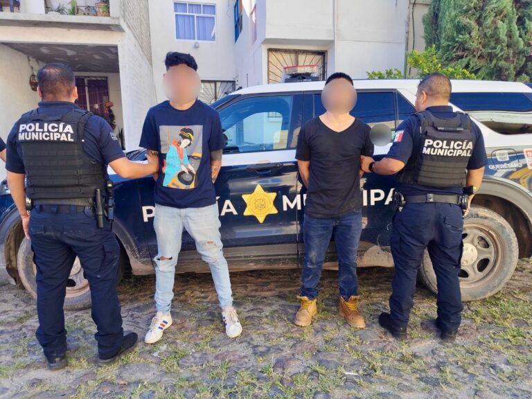 Dos masculinos asegurados a bordo de vehículo con reporte de robo en Villas de Santiago
