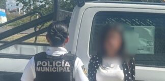Mujer detenida por conducir auto con placas con reporte de robo