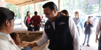 Luis Nava Supervisa la entrega de enseres a afectados por lluvias en Pinal de Amoles