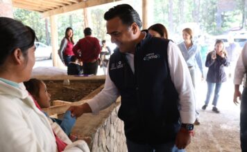 Luis Nava Supervisa la entrega de enseres a afectados por lluvias en Pinal de Amoles