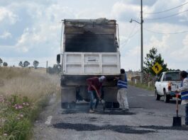Jairo Morales encabeza trabajos de bacheo en comunidades de Huimilpan