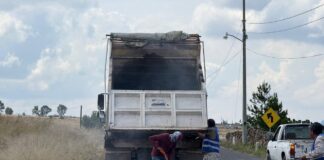 Jairo Morales encabeza trabajos de bacheo en comunidades de Huimilpan