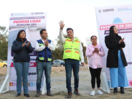 Jairo Morales entrega obra de banquetas en la comunidad de Piedras Lisas