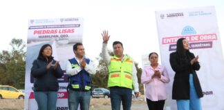 Jairo Morales entrega obra de banquetas en la comunidad de Piedras Lisas