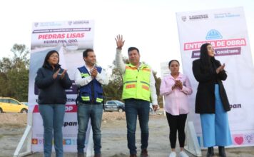 Jairo Morales entrega obra de banquetas en la comunidad de Piedras Lisas