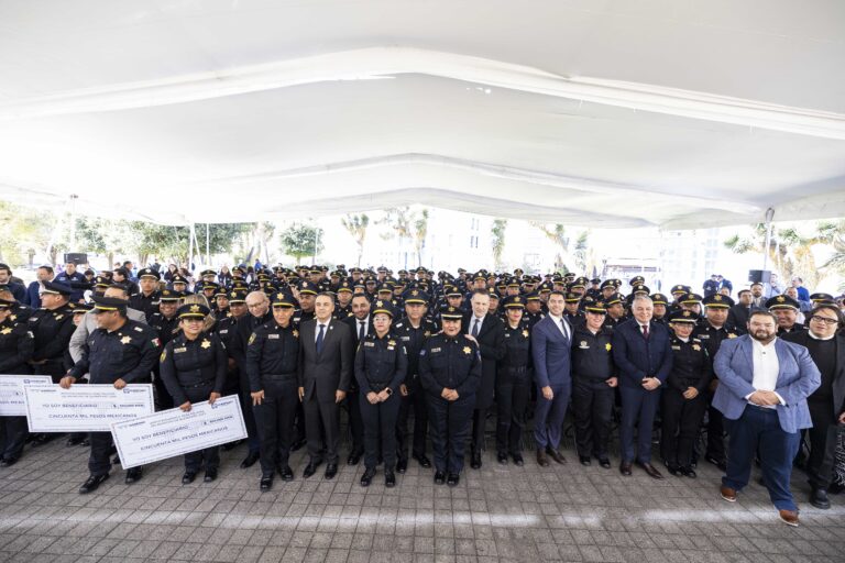 Encabeza Gobernador entrega de apoyos económicos en materia de vivienda a policías municipales de Querétaro 