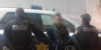 Policías municipales detienen a sujeto por robo a vehículo